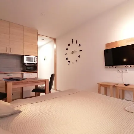 20qm Mit Balkon Und Innenpool - 22040 Apartment *